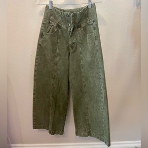 AE High Waist Corduroy Pants. Size: 2. Color: Green.